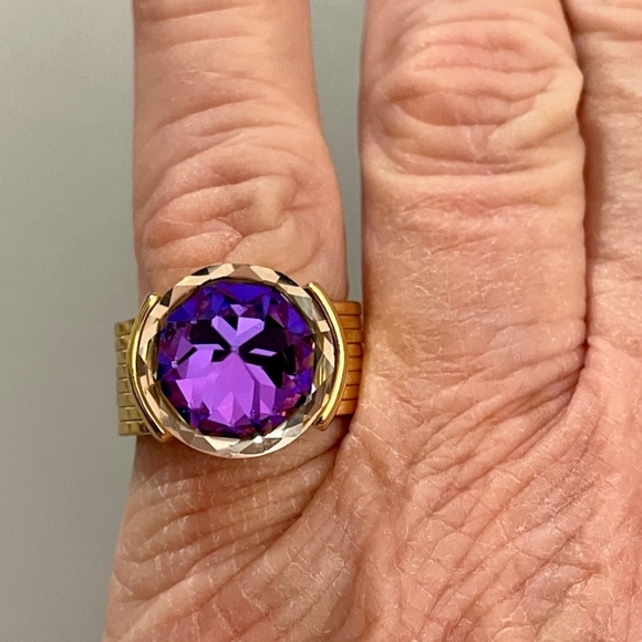 Vintage Guess Gold Tone Ring with Fancy Cut Purple Crystal. Size 7! 💜 - Picture 5 of 9